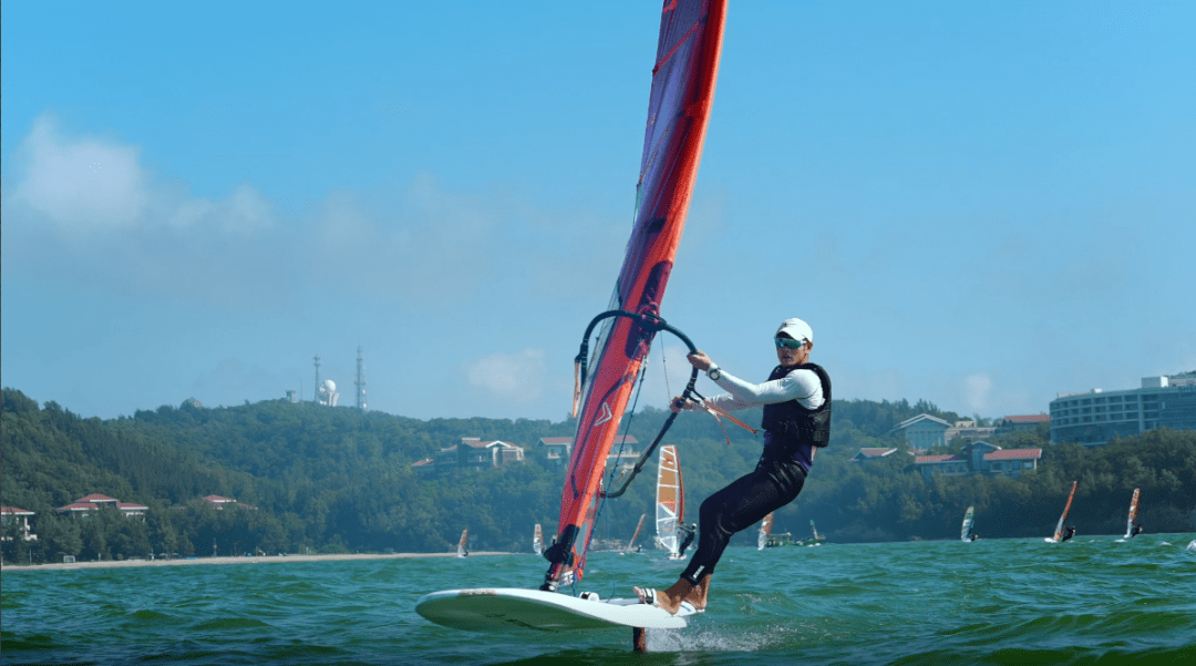 海滩冲浪训练营，感受浪花上的运动激情
