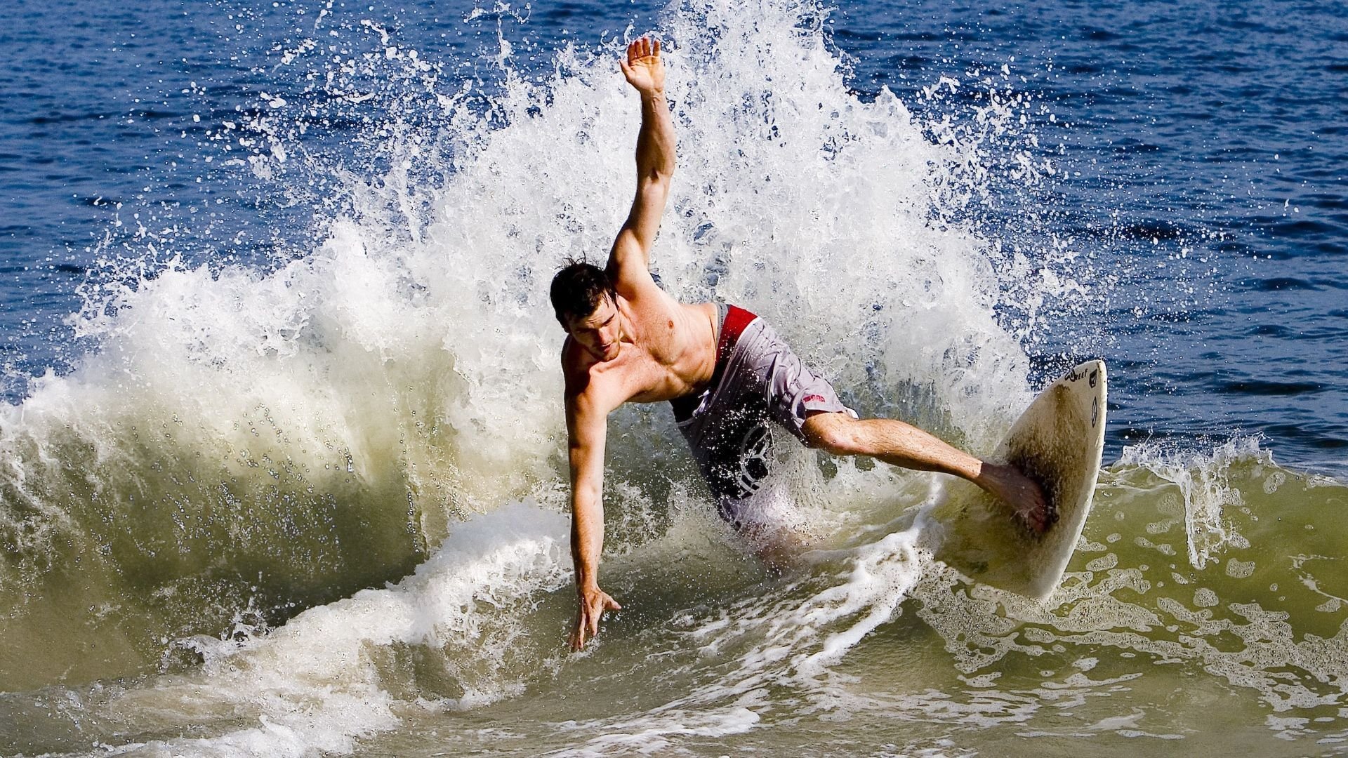“天灾人祸，无所畏惧！”——面对极端自然的赛车英雄，赛车灾难电影