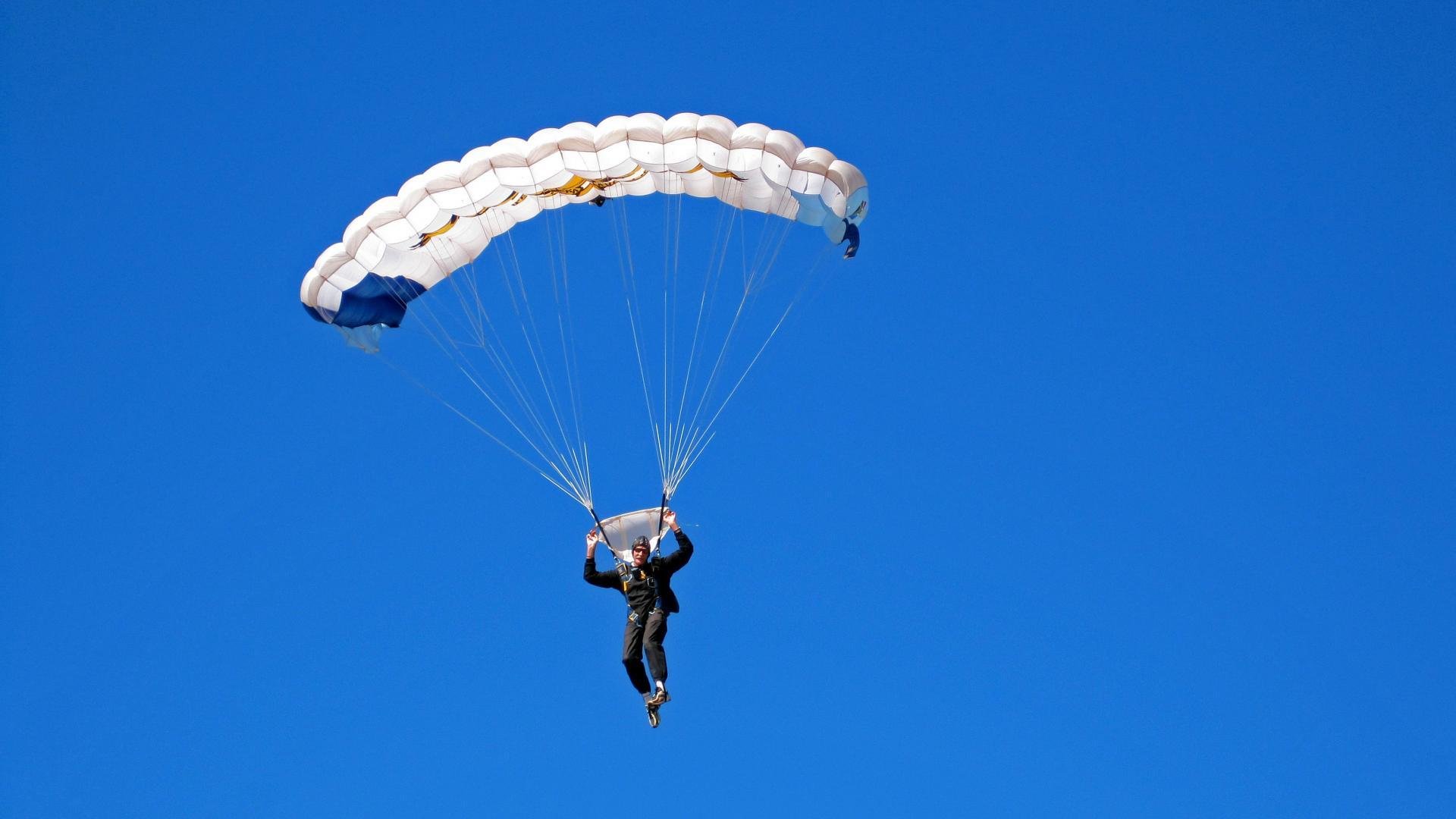 乐鱼电竞在线平台登录入口-“荒原狂飙：追逐速度的生死战役”，狂野荒原